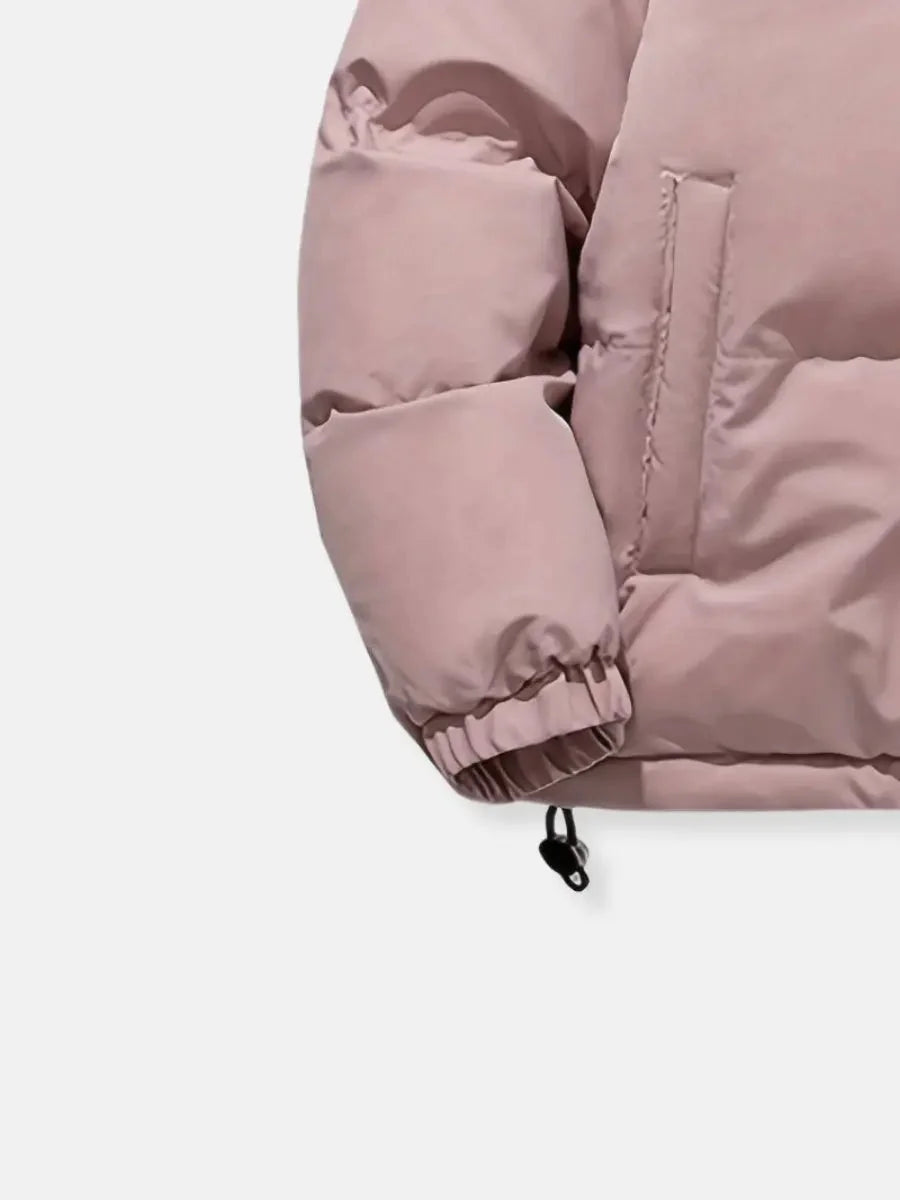 Doudoune d'hiver rose pour femme avec capuche et doublure douce, idéale pour les journées froides.