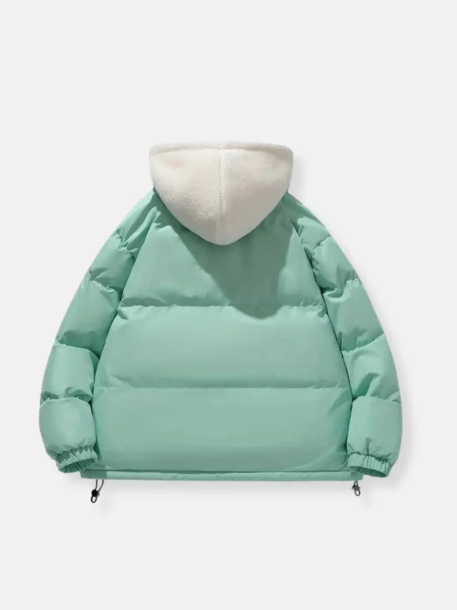 Doudoune d'hiver bleue pour femme, avec capuche et doublure en fleece pour chaleur et confort.
