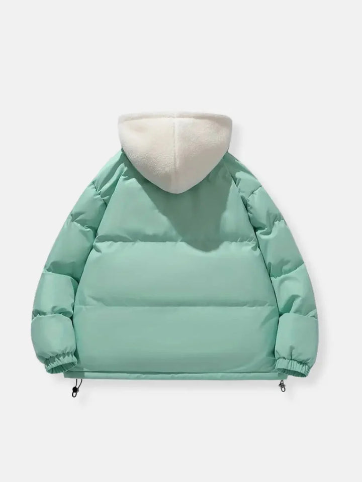 Doudoune d'hiver bleue pour femme, avec capuche et doublure en fleece pour chaleur et confort.