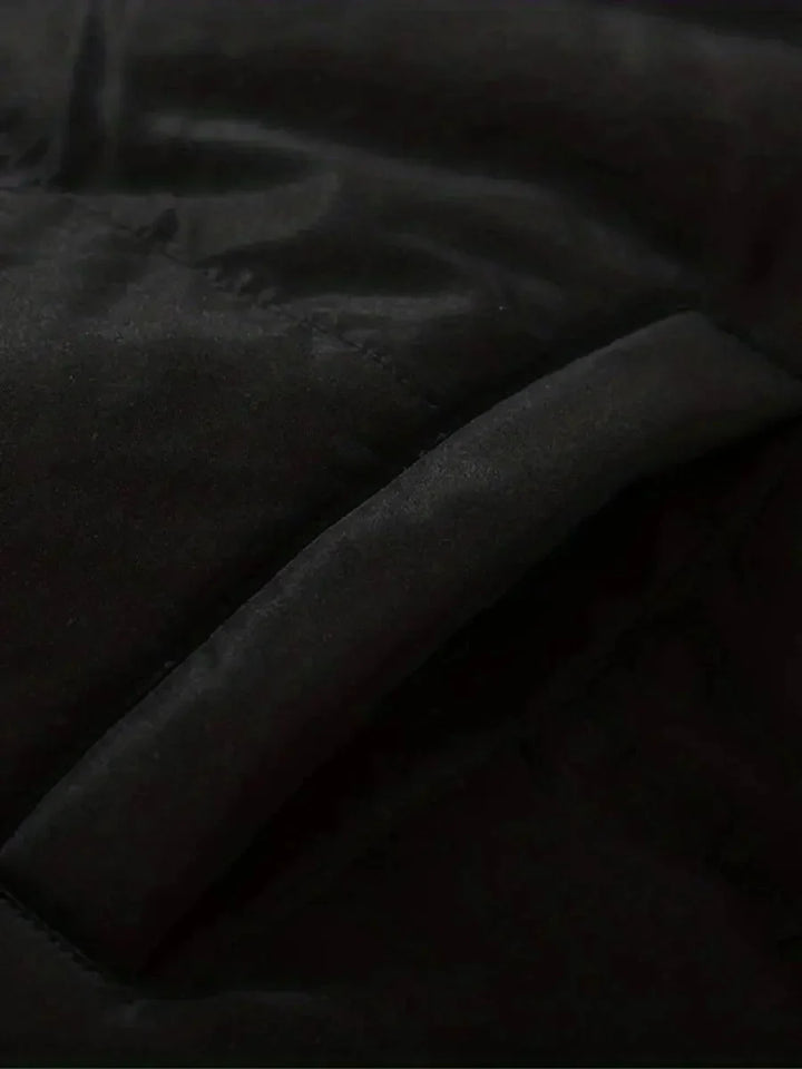 Doudoune d'hiver noire pour femme, avec capuche, doublure douce et coupe confortable.