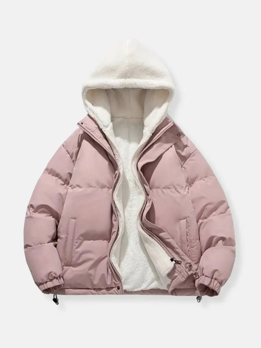 Doudoune d'hiver noire pour femme, avec capuche et doublure douce, coupe pratique pour les journées fraîches.