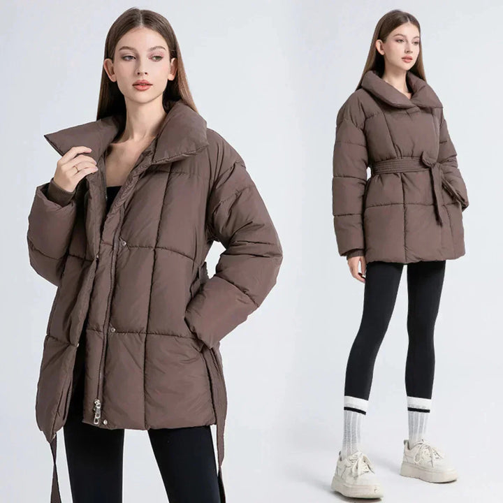 Manteau d'hiver femme marron avec ceinture et col élégant, conçu pour les journées froides.