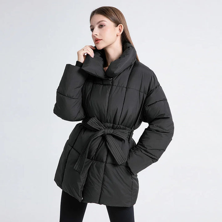 Manteau d'hiver femme noir avec ceinture, en mélange de laine, coupe classique et col élégant.