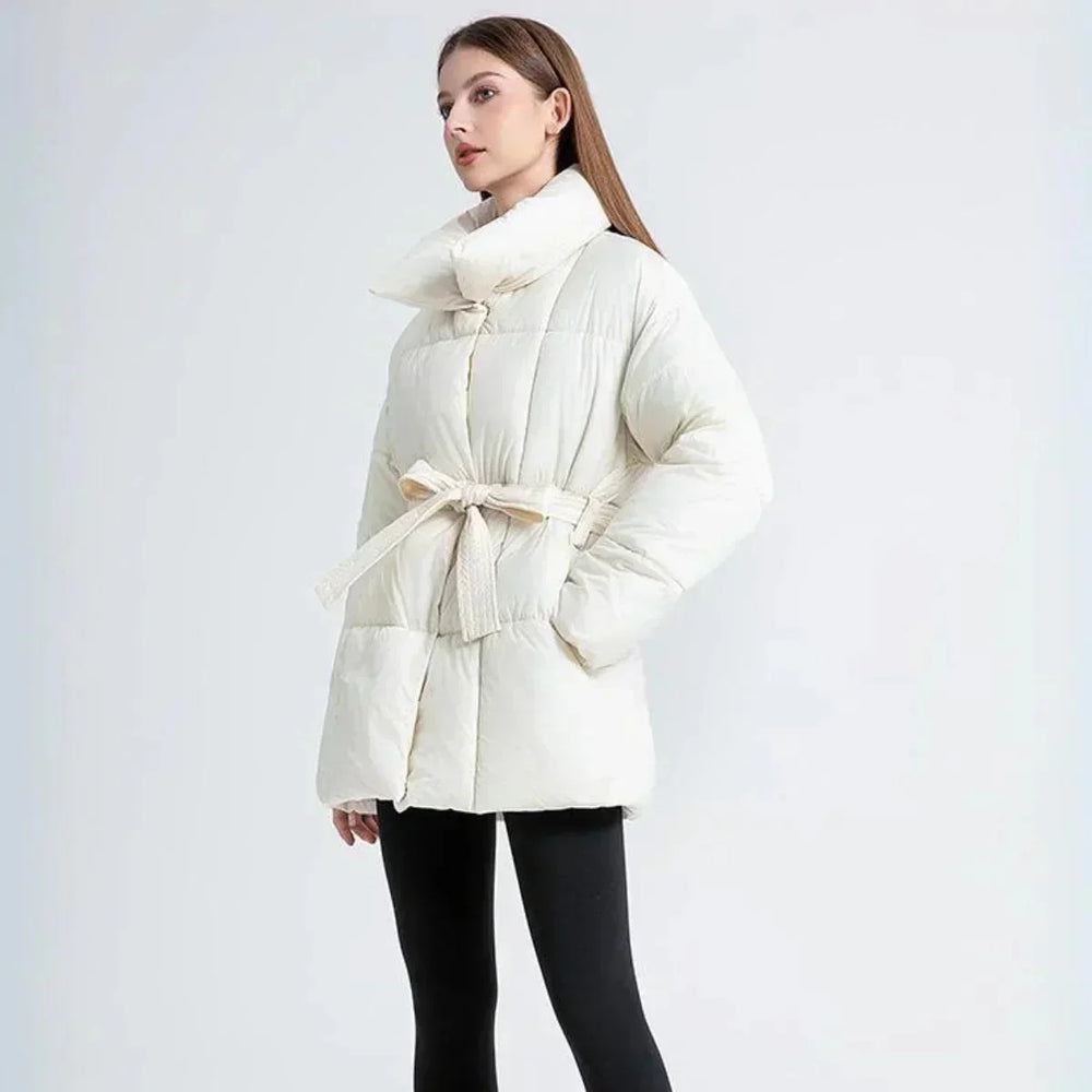 Manteau d'hiver femme noir avec ceinture, col élégant et tissu doux pour les températures froides.