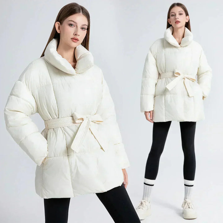Manteau d'hiver femme marron avec ceinture, col élégant et tissu chaud pour les jours froids.