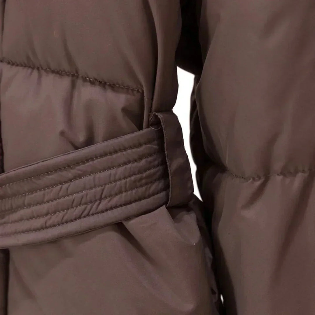 Manteau d'hiver femme marron avec ceinture, col élégant et tissu chaud et résistant.