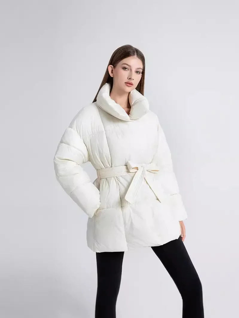 Manteau d'hiver femme noir avec ceinture, col élégant et tissu chaud pour les journées fraîches.