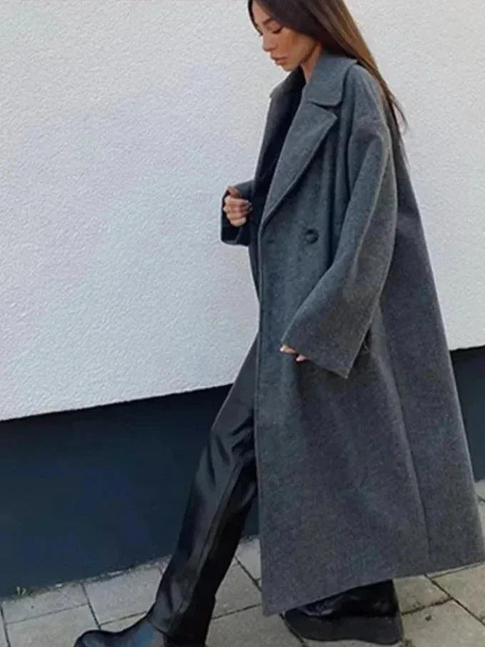 Manteau d’hiver femme noir, coupe oversize, en matériau chaud et doux, avec des détails élégants et un design pratique.