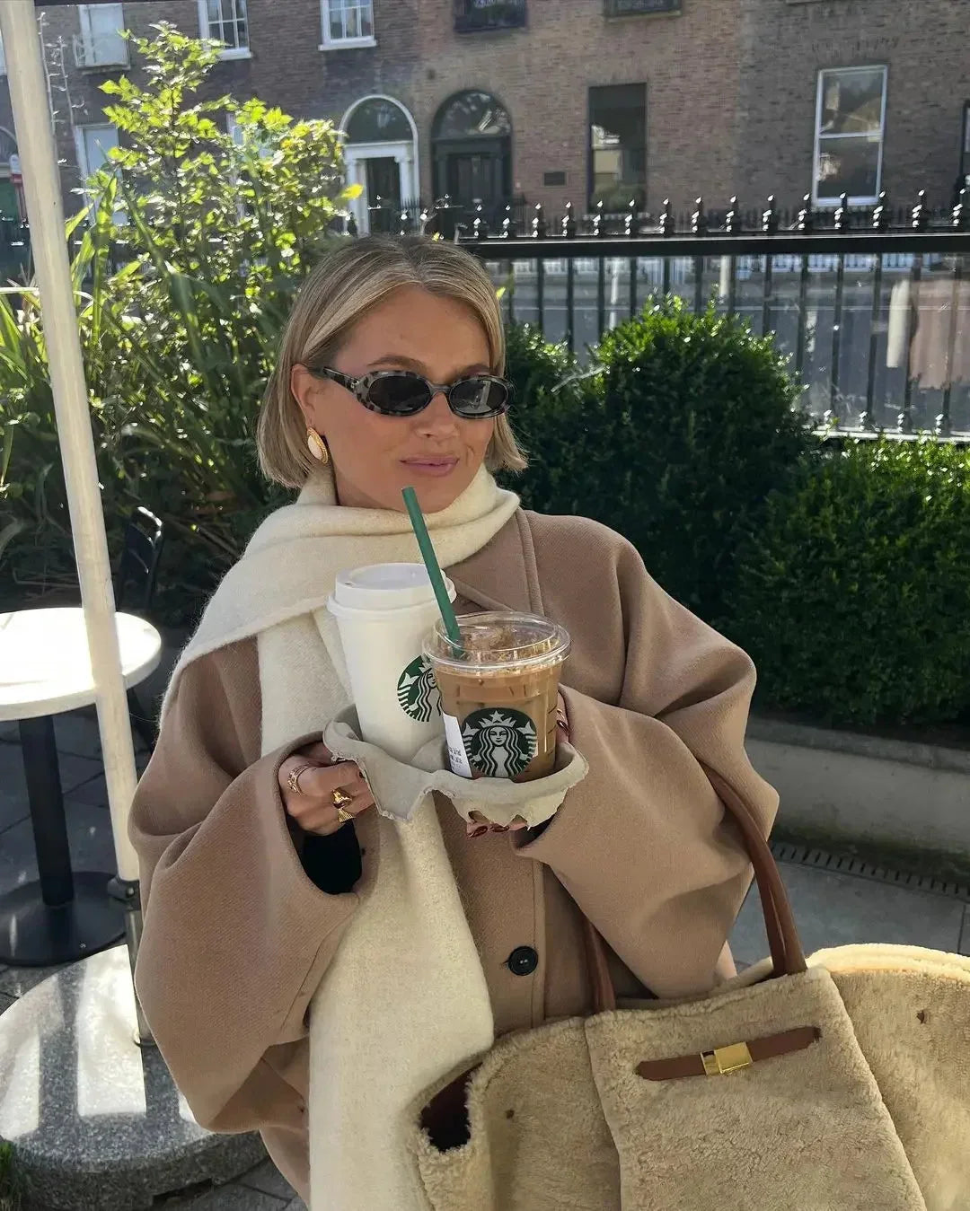 Manteau femme ample avec grands revers, boutons et tissu doux pour un confort optimal.