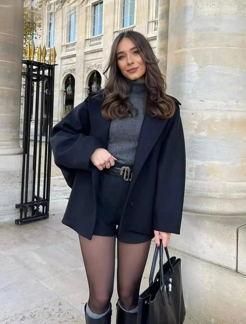 Manteau femme ample beige avec grands revers, fermeture à boutons et tissu doux.
