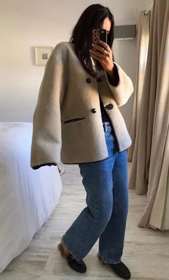Manteau femme beige avec fermetures toggle modernes, en tissu doux, design décontracté et poches pratiques.