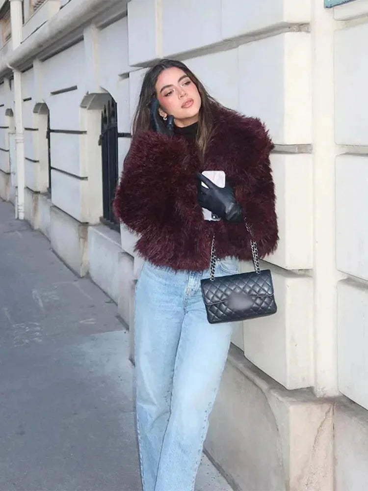 Manteau femme bordeaux en fausse fourrure avec grand col, conçu pour les journées fraîches.