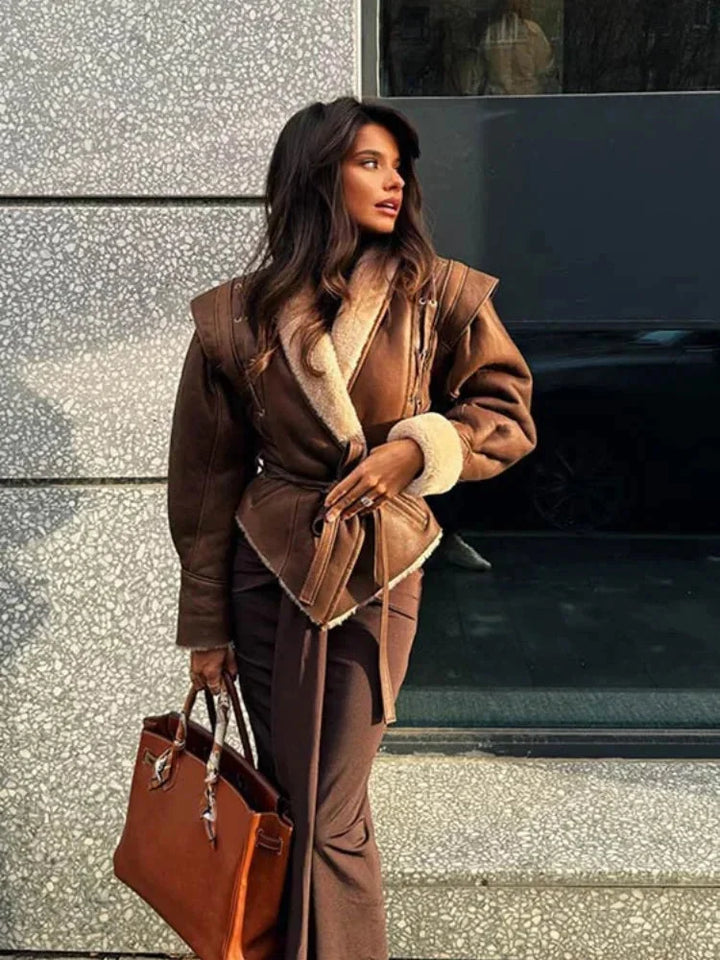 Veste femme marron ceinturée avec col en shearling, en matériau chaud, adaptée pour les journées froides.