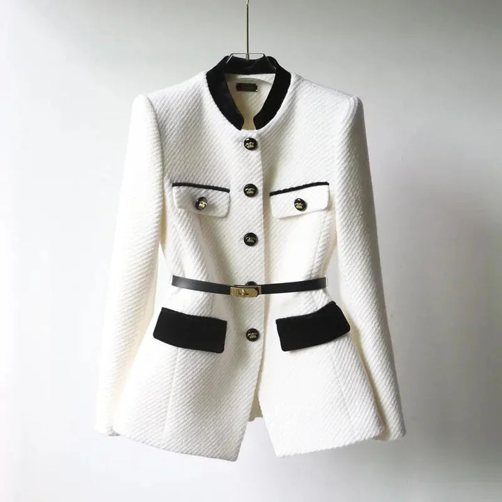 Manteau femme noir avec ceinture à la taille et boutons décoratifs, design élégant et ajusté.