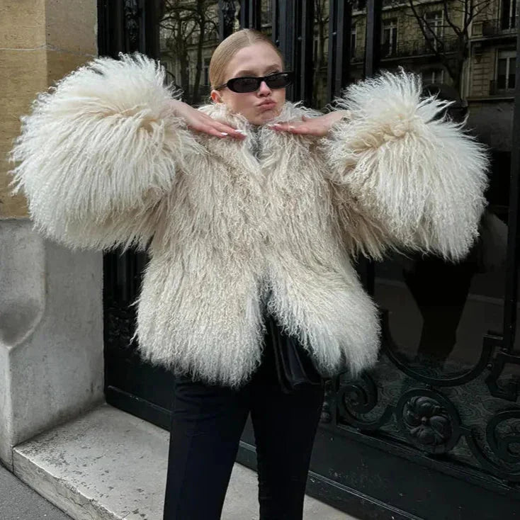 Manteau femme vert en tissu doux, design structuré et coupe confortable pour les journées froides.