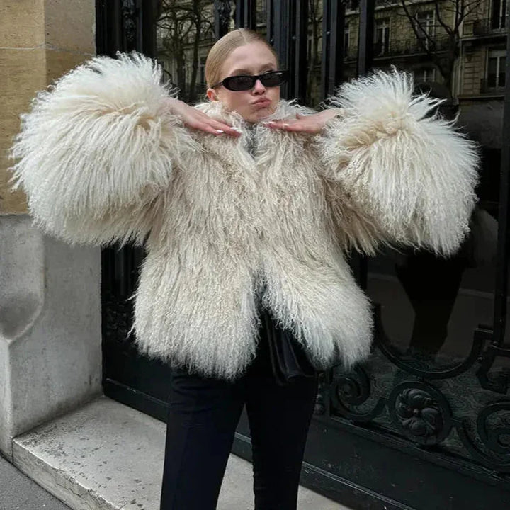 Manteau femme vert en tissu doux, design structuré et coupe confortable pour les journées froides.