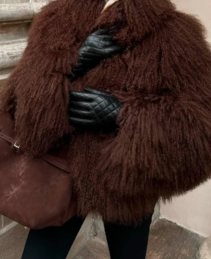 Manteau femme kaki à texture douce, coupe élégante avec détails modernes.