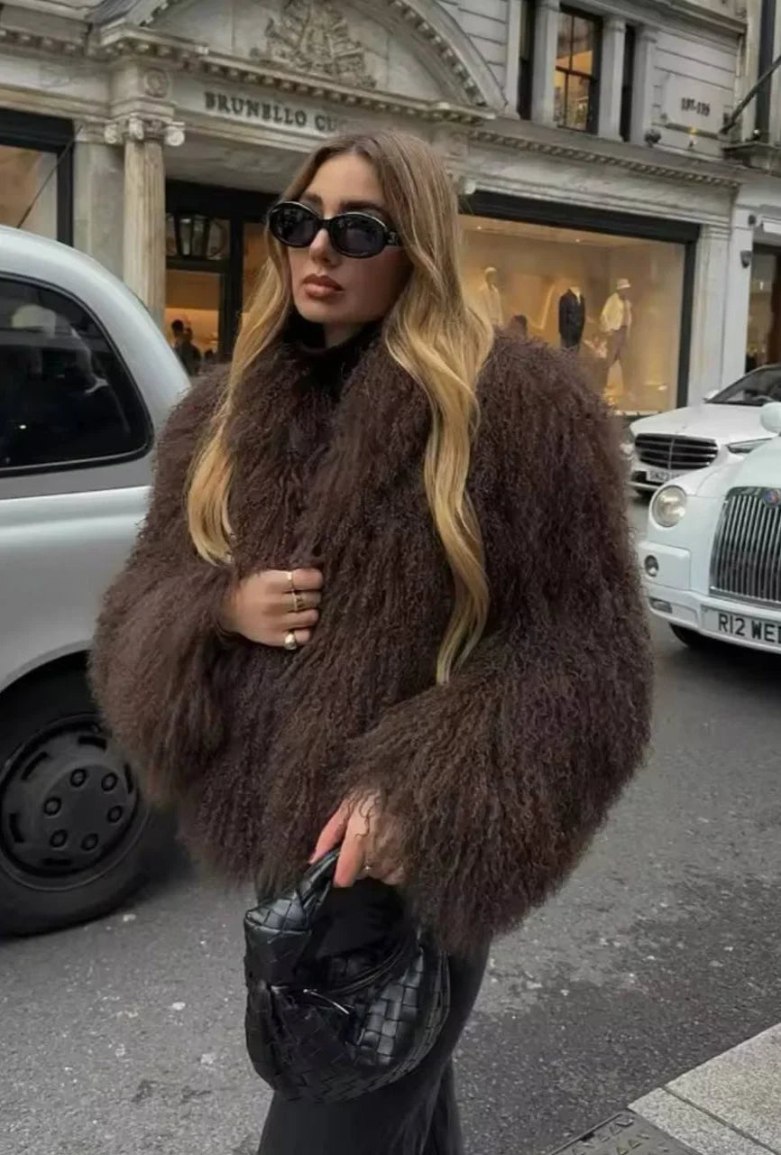 Manteau femme marron à texture douce, coupe cintrée et détails élégants, adapté pour les journées fraîches.