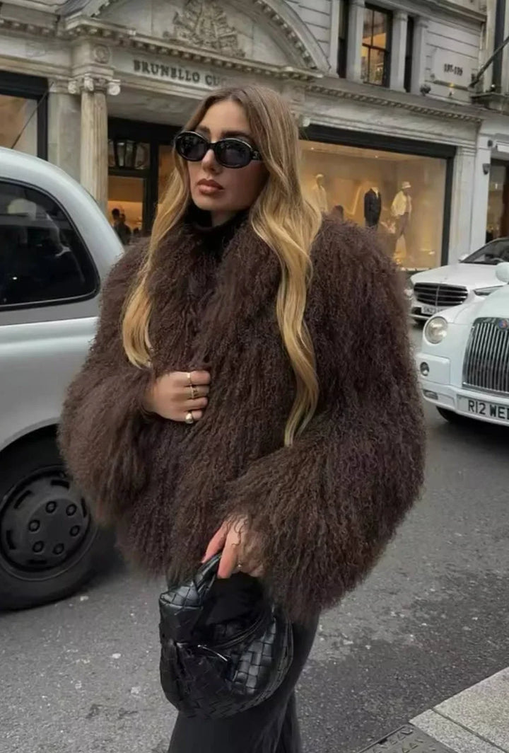 Manteau femme marron à texture douce, coupe cintrée et détails élégants, adapté pour les journées fraîches.