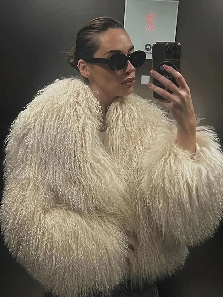 Manteau femme kaki en tissu doux, coupe enveloppante avec des détails raffinés.