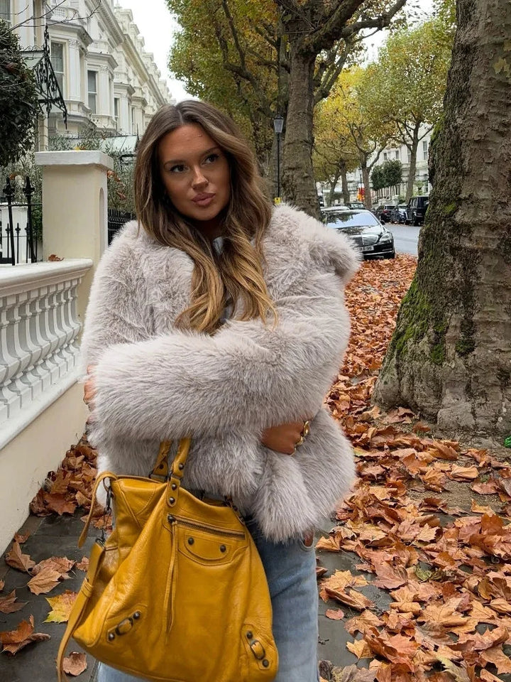 Manteau femme en tissu doux, coupe élégante et structurée, parfait pour des tenues décontractées.