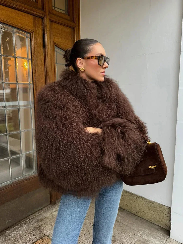 Manteau femme marron en tissu doux, coupe enveloppante, idéal pour les journées fraîches.