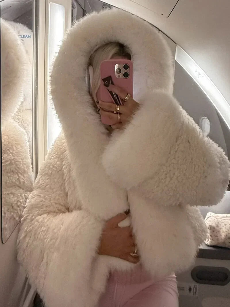 Manteau femme décontracté avec capuche en fausse fourrure, tissu doux, adapté pour les journées fraîches.