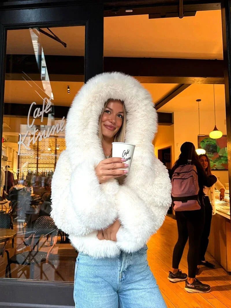Manteau femme décontracté avec capuche en fausse fourrure, conçu pour un style décontracté.
