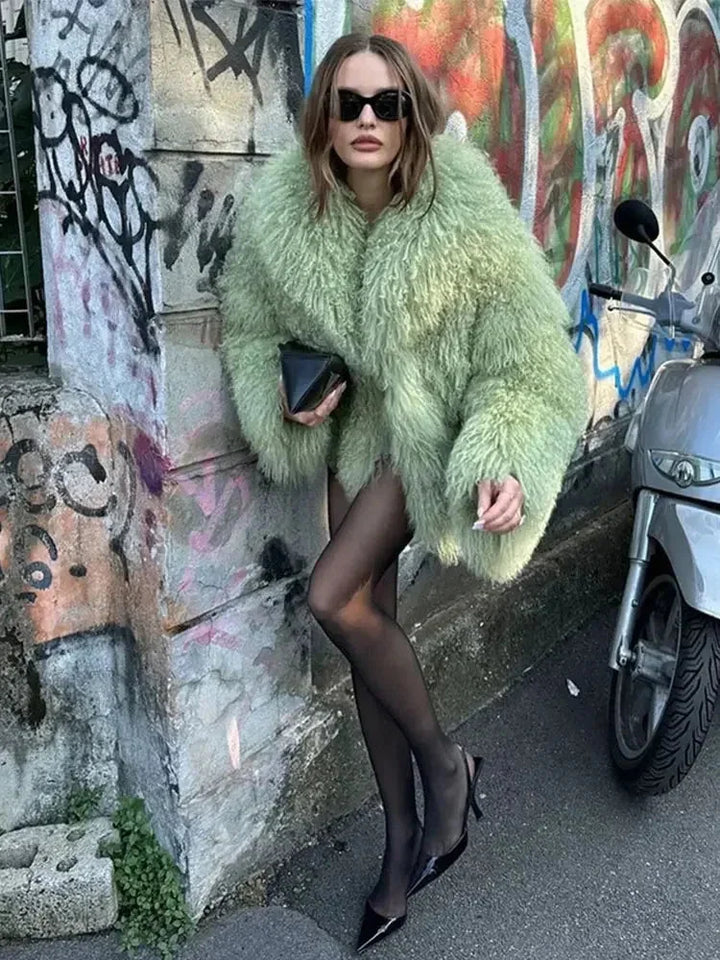 Manteau femme beige en fausse fourrure, coupe confortable avec détails élégants.