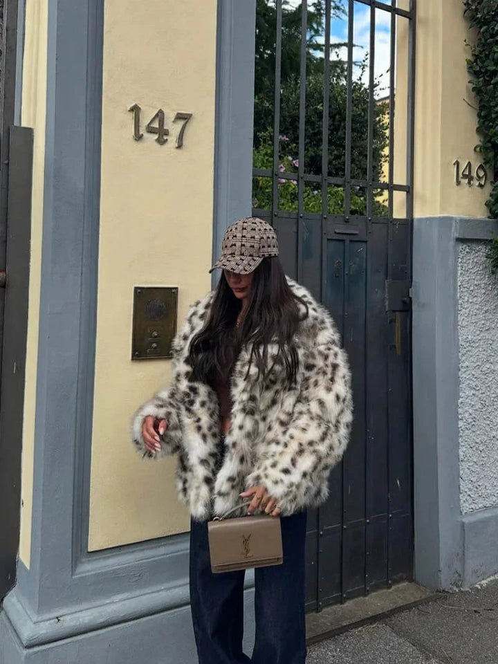 Manteau femme en fausse fourrure imprimé léopard, coupe moderne, idéal pour les journées fraîches.
