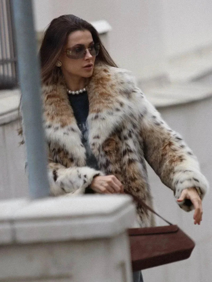 Manteau femme en fausse fourrure imprimé léopard, avec poches et fermeture sans boutons. Parfait pour les journées fraîches.