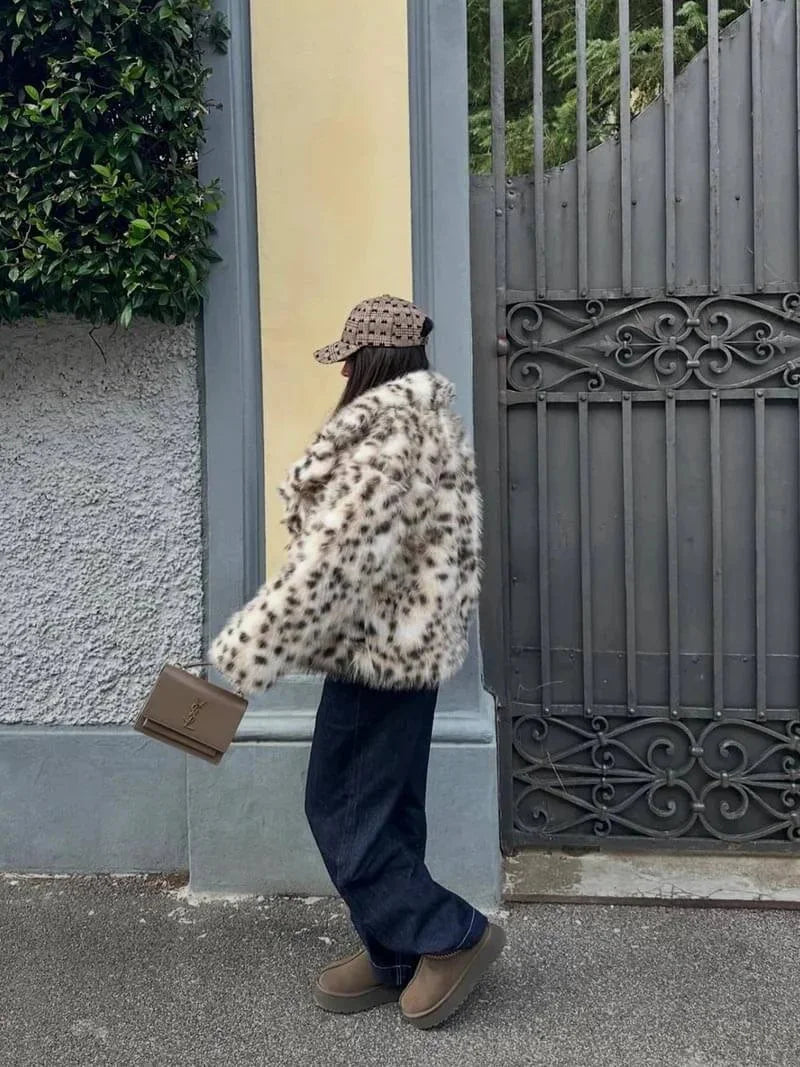 Manteau femme en fausse fourrure, imprimé léopard, coupe moderne et détails chauds.