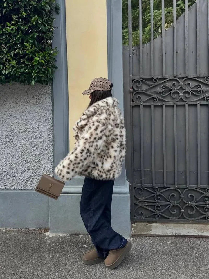 Manteau femme en fausse fourrure, imprimé léopard, coupe moderne et détails chauds.