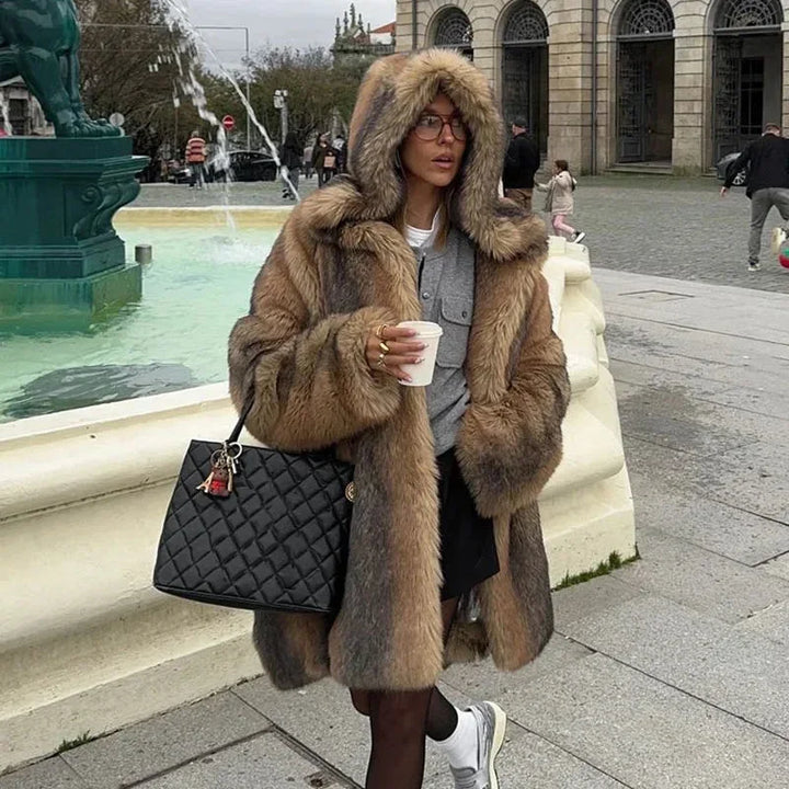 Manteau long marron pour femme avec capuche et doublure, adapté pour les journées froides.