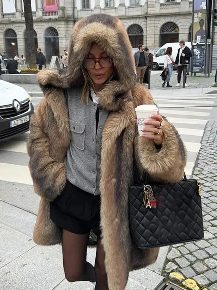 Manteau long marron pour femme avec capuche doublée, conçu pour les jours froids, en matériau doux et régulateur de…