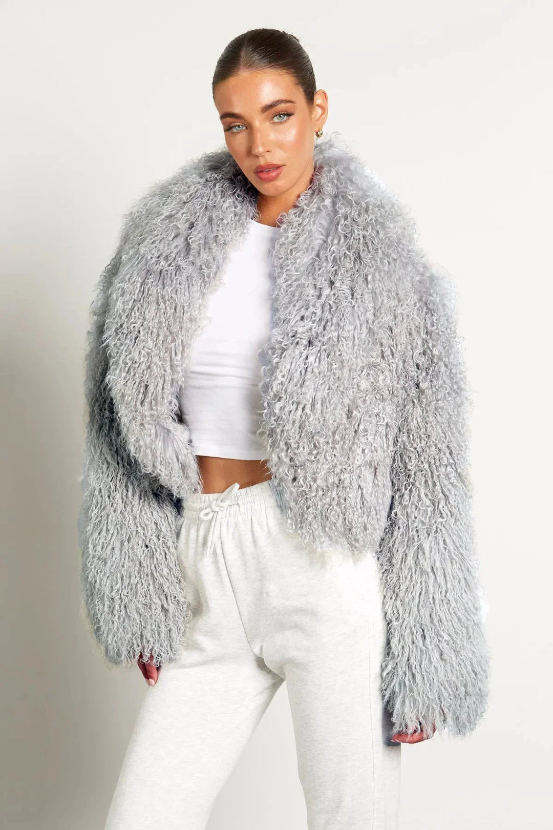 Manteau femme en peluche gris, manches longues, design à boutons.