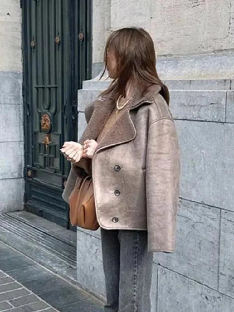 Manteau femme taupe avec col teddy et détails de boutons, en tissu doux pour un confort optimal.