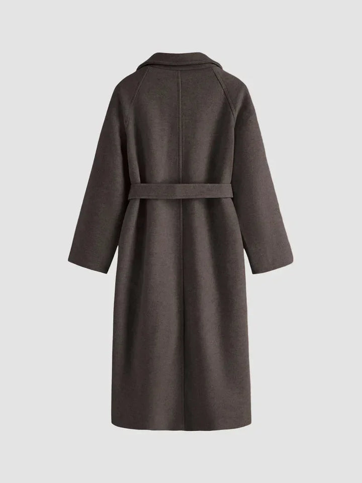 Manteau long marron pour femme, ceinture à la taille et col chic, conçu pour les journées fraîches.