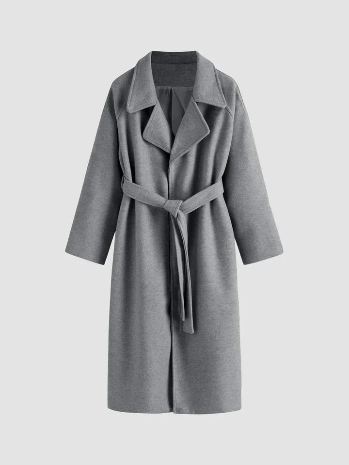 Manteau long femme kaki avec ceinture, en tissu doux, coupe moderne et col élégant pour différentes façons de le porter.