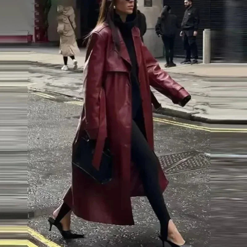 Manteau long femme en simili cuir marron, design contemporain avec coupe cintrée et détails raffinés.