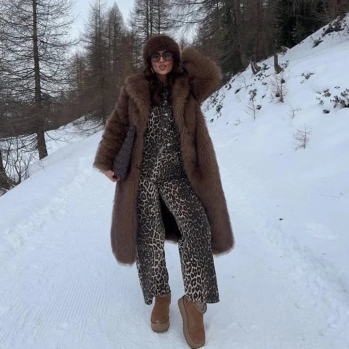 Manteau long en fausse fourrure marron pour femme, adapté aux températures froides, avec un design moderne.