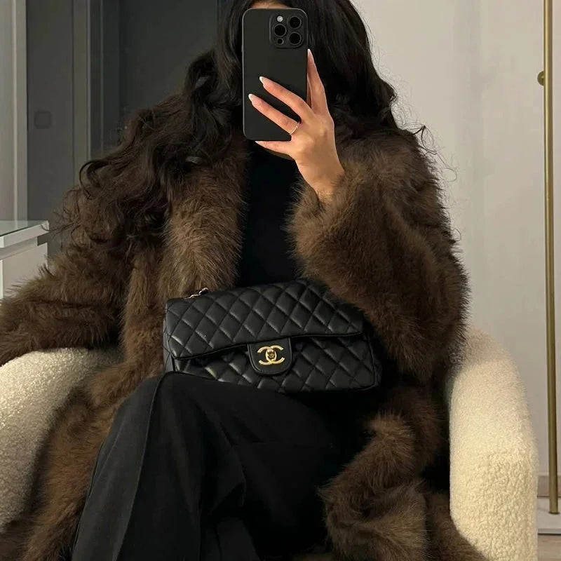 Manteau long femme en fausse fourrure marron, coupe droite, adapté aux températures hivernales.