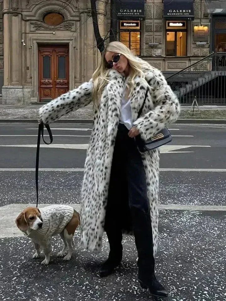Manteau long femme en imprimé léopard, léger et respirant, idéal pour des styles variés.