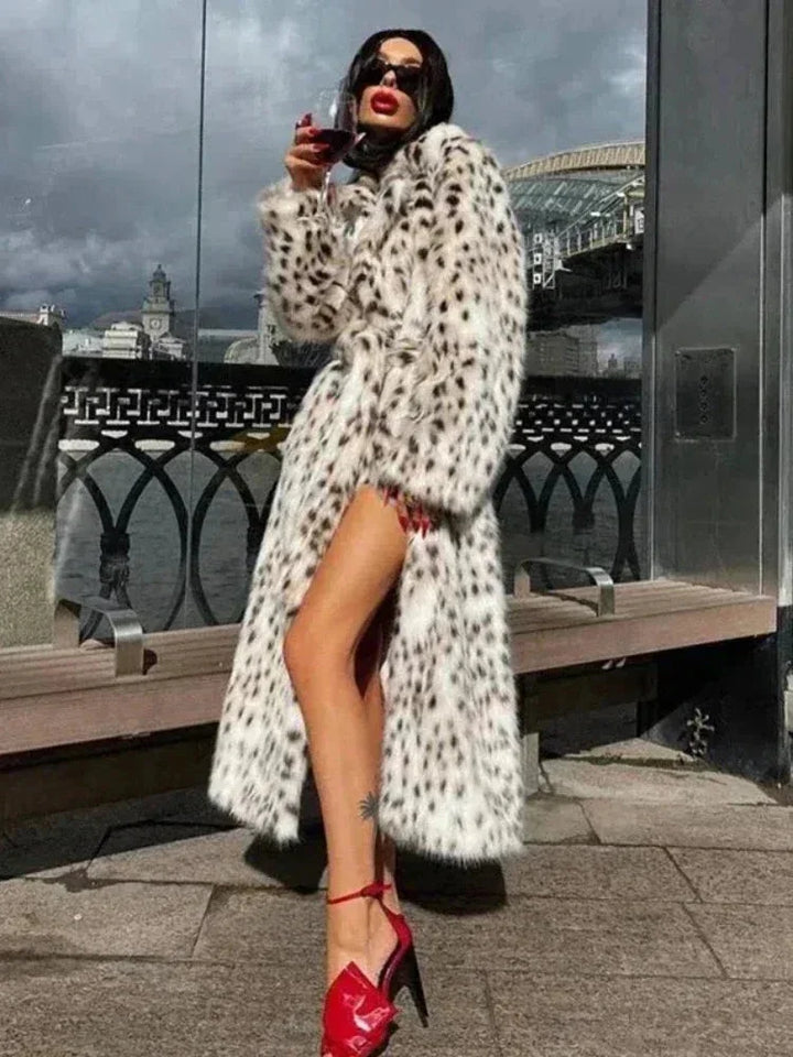 Manteau long femme en tissu doux avec imprimé léopard, design moderne et coupe élégante.