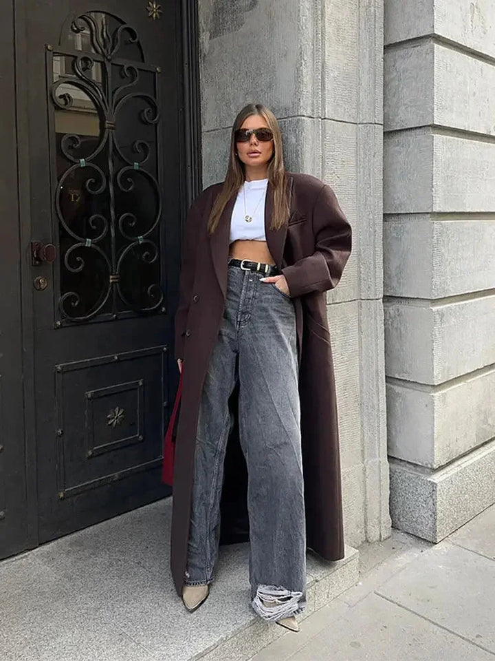 Manteau long rouge pour femme, avec manches volumineuses, conçu pour les journées fraîches et les tenues élégantes.