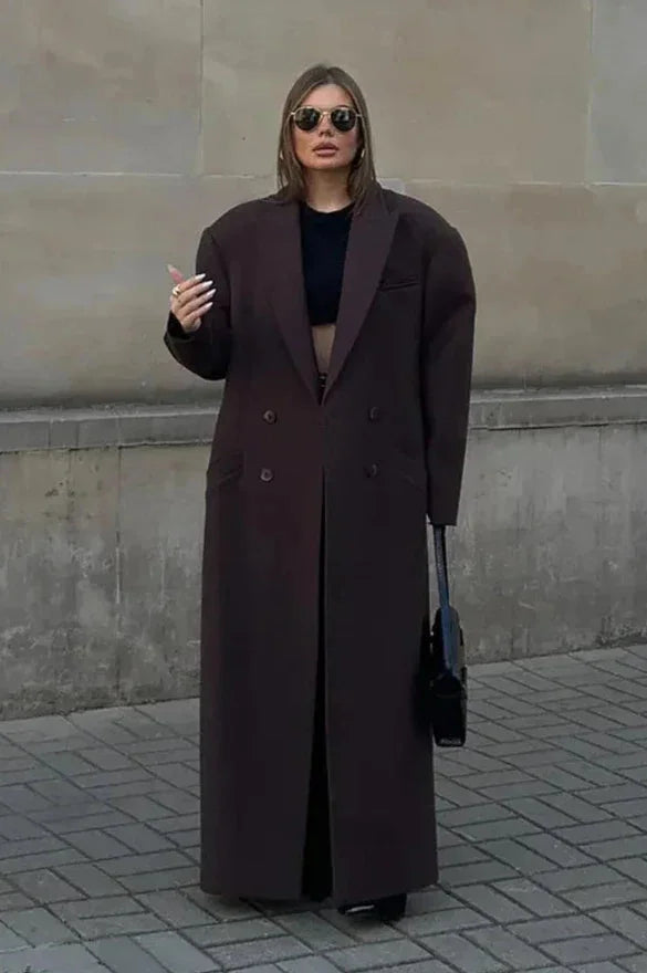 Manteau long marron pour femme avec manches volumineuses et coupe classique.