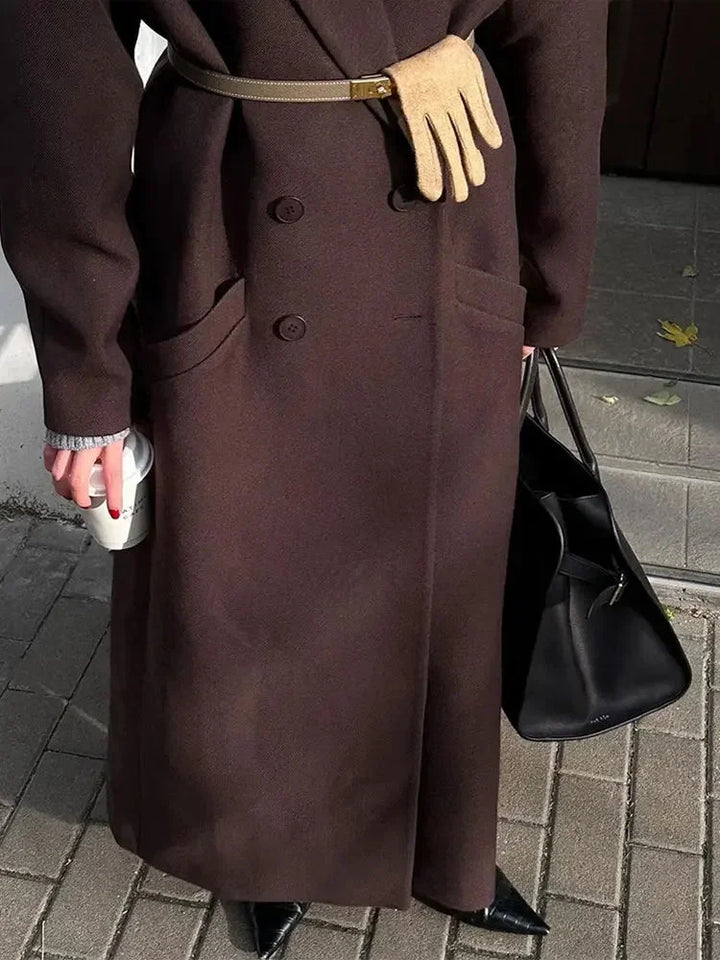 Manteau long rouge pour femme, en tissu doux, avec manches volumineuses et coupe élégante, adapté pour les jours frais.