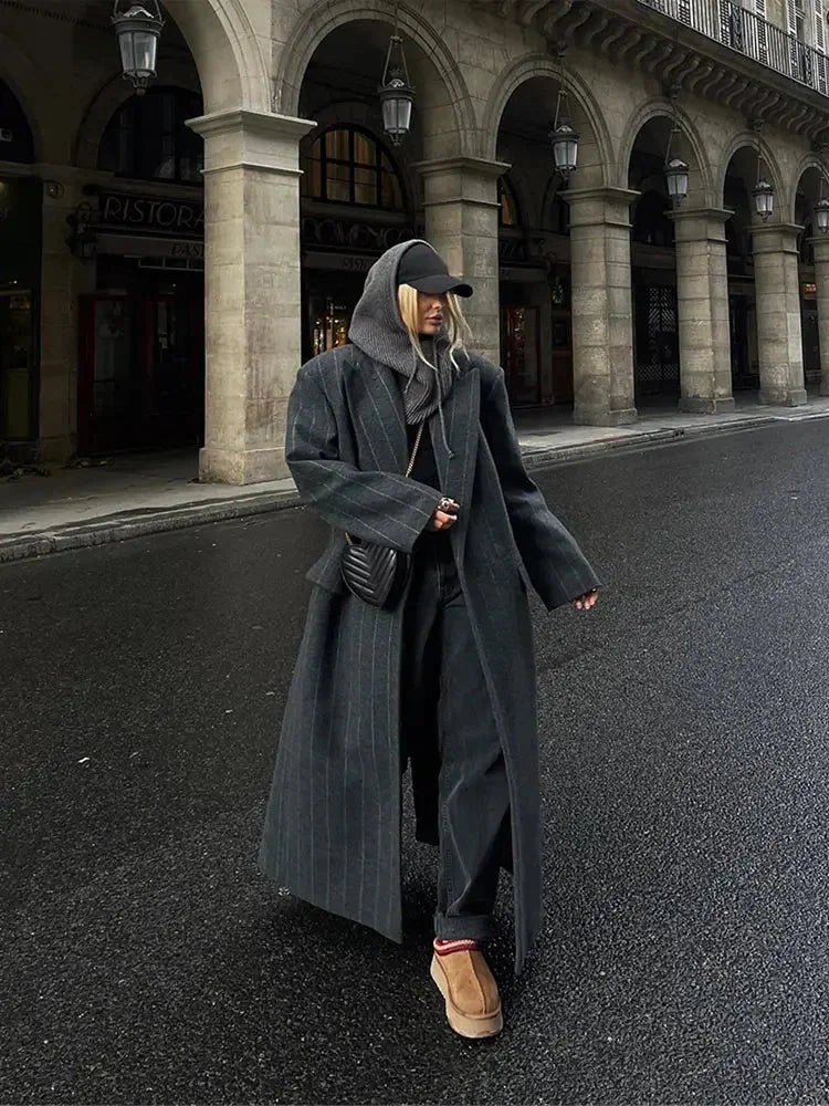 Manteau long femme gris foncé à rayures, en tissu doux, avec poches pratiques et coupe moderne.