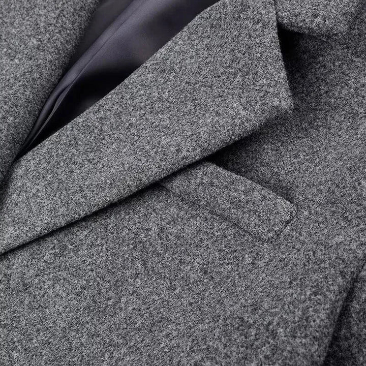 Manteau long femme à rayures modernes en laine, conçu pour les journées fraîches.