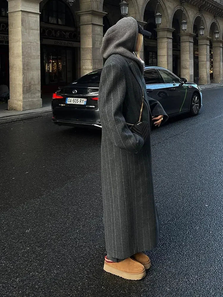 Manteau long femme gris foncé à rayures modernes, en tissu doux, adapté à diverses occasions.